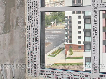 Доборные профили на конструкции остекления панорамного балкона